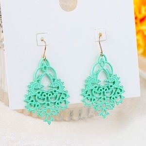 🌸2/$28 OR 🌺3/$33 Mint Lace Earrings (Metallic)